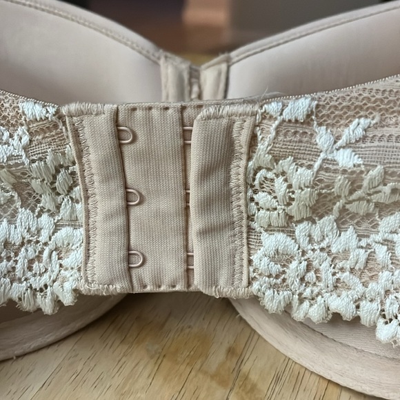 NWOT  Wacoal Strapless  Bra Tan and Creamy Lace Trim Beautiful Details 32 DD - Picture 4 of 9
